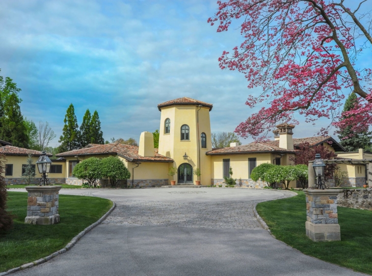 Villa de style méditerranéen Grande terrasse en pierre avec espaces couverts