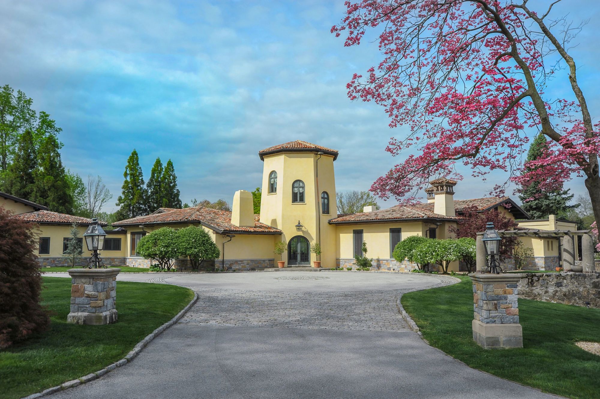Villa de style méditerranéen Grande terrasse en pierre avec espaces couverts
