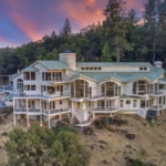 Maison contemporaine vue panoramique sur la rivière Bear River Californie