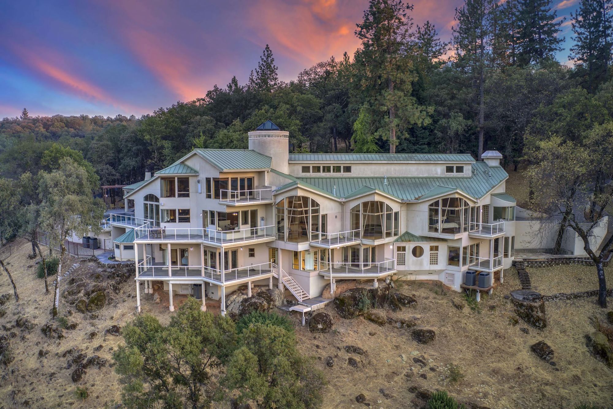 Maison contemporaine vue panoramique sur la rivière Bear River Californie