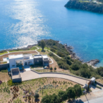 Offrez-vous un havre de paix en bord de mer dans cette villa moderne et prestigieuse située à quelques minutes d'Agios Nikolaos, Crète.