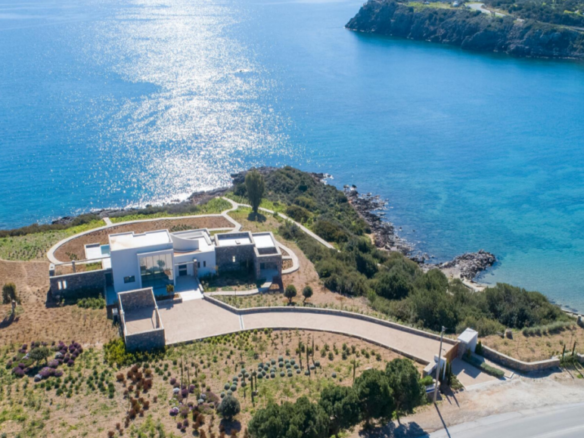 Offrez-vous un havre de paix en bord de mer dans cette villa moderne et prestigieuse située à quelques minutes d'Agios Nikolaos, Crète.