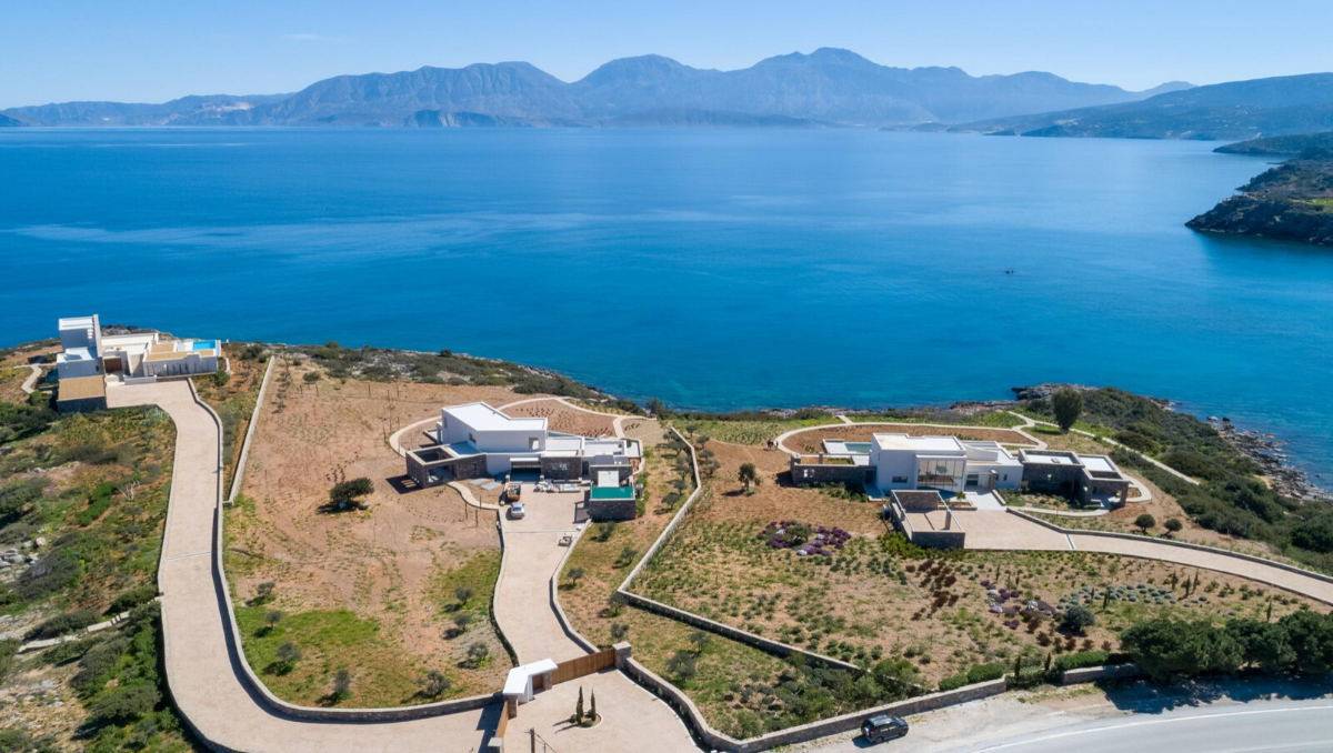 Villa sur un terrain privé 10000 m2 au bord de la Mer Méditerranée - Grèce