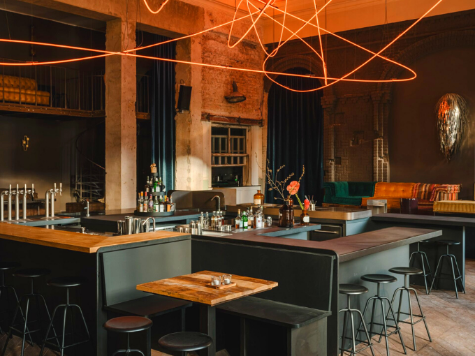 Le restaurant Kink à Berlin est dominé par une installation d'éclairage au néon rouge
