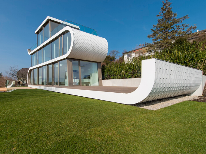 Maison sur les rives du lac de Zurich est si légère et mobile en apparence qu'elle ressemble à un navire futuriste