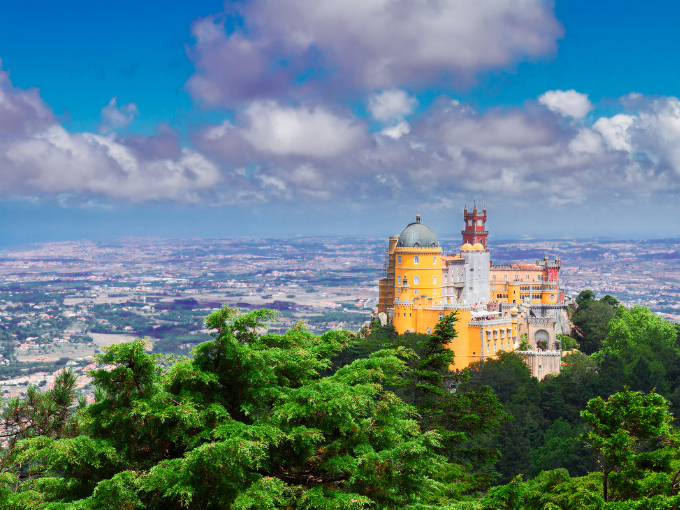 Le palais de Pena (en portugais : Palácio Nacional da Pena) est un édifice historique portugais situé sur l'une des cimes des monts de Sintra, au cœur d'un parc ..