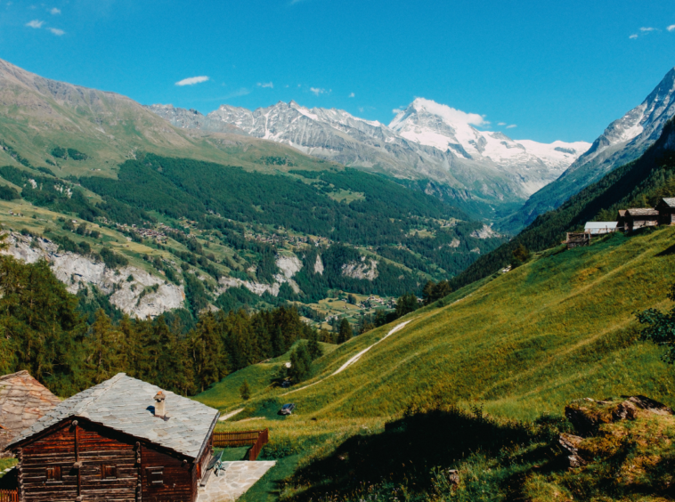 Charmant Chalet en Madrier avec Vue Imprenable sur la Vallée du Rhône et les Alpes