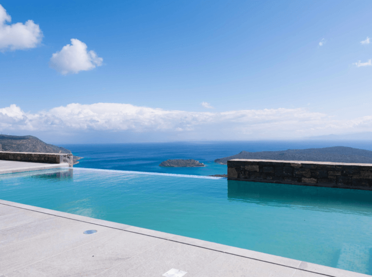 Maison contemporaine à vendre, vues spectaculaires sur la mer Grèce