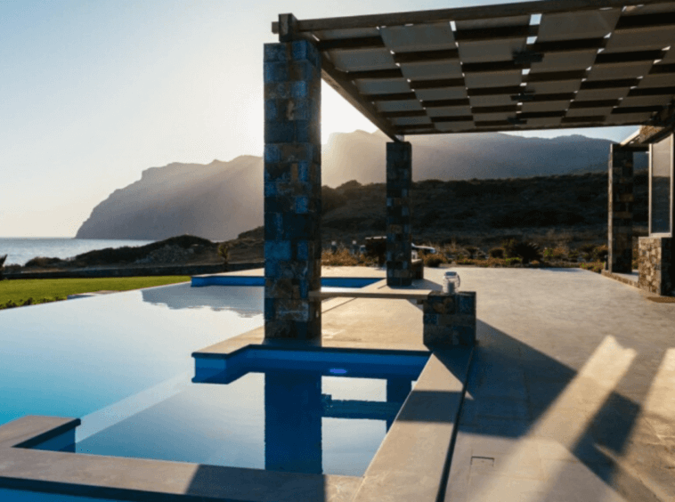 Villa à vendre avec piscine à débordement en bord de mer, Grèce