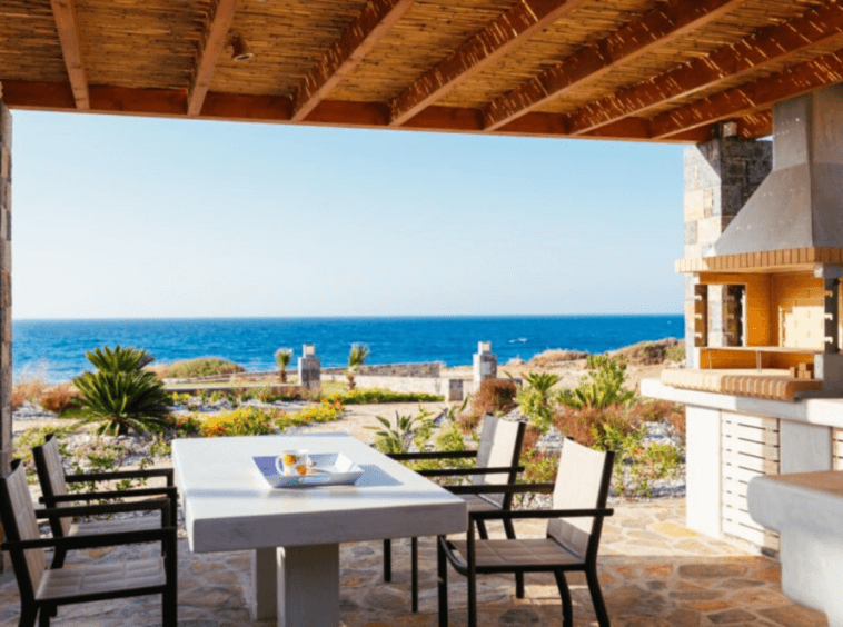 Villa à vendre avec piscine à débordement en bord de mer, Grèce