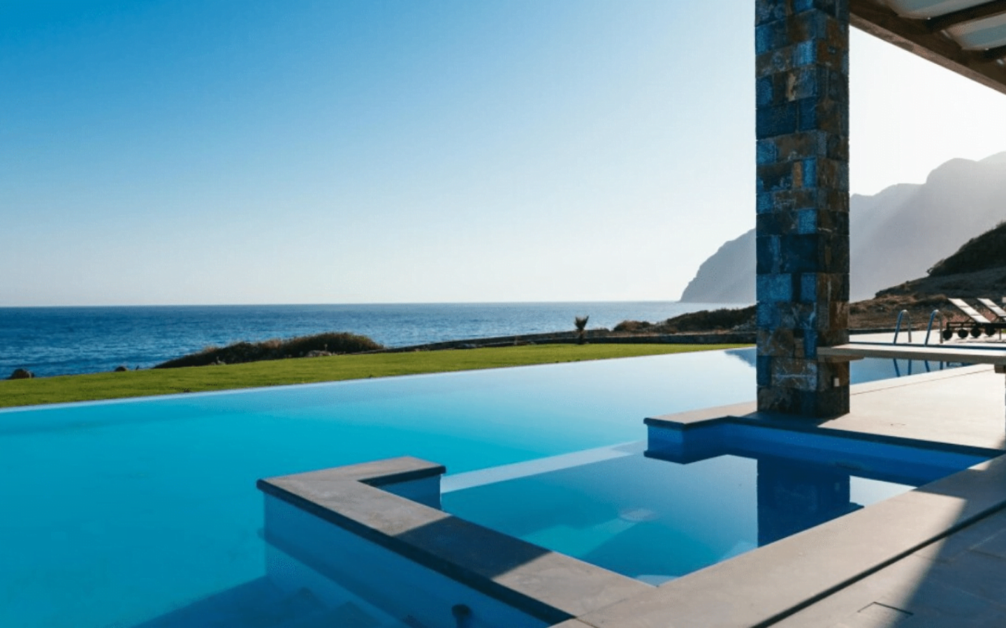 Villa à vendre avec piscine à débordement en bord de mer, Grèce