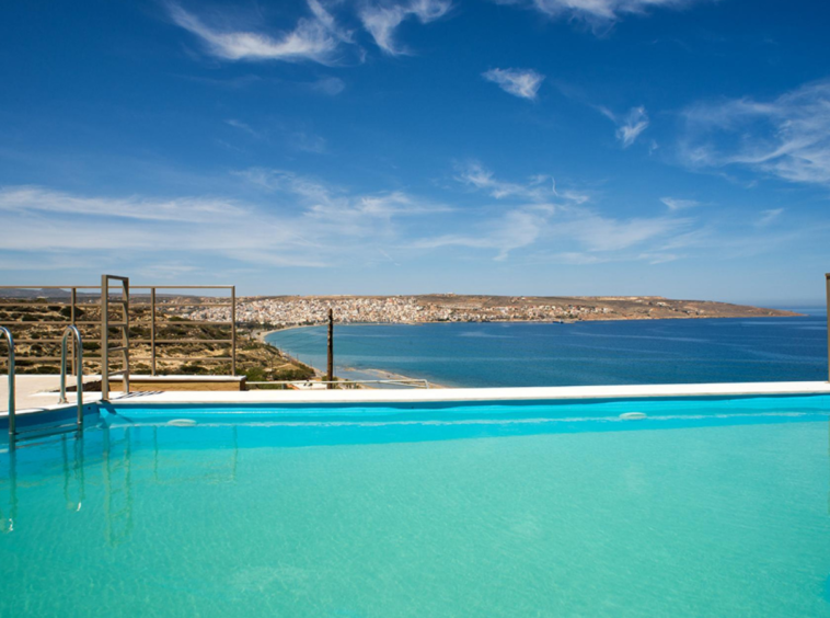 Villa De 5 Chambres Avec Piscine Et Vue Sur La Mer Surplombant La Ville Et La Plage.