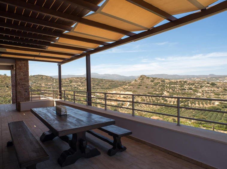 Villa De 5 Chambres Avec Piscine Et Vue Sur La Mer Surplombant La Ville Et La Plage.