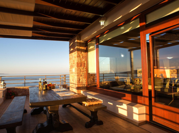 Villa De 5 Chambres Avec Piscine Et Vue Sur La Mer Surplombant La Ville Et La Plage.