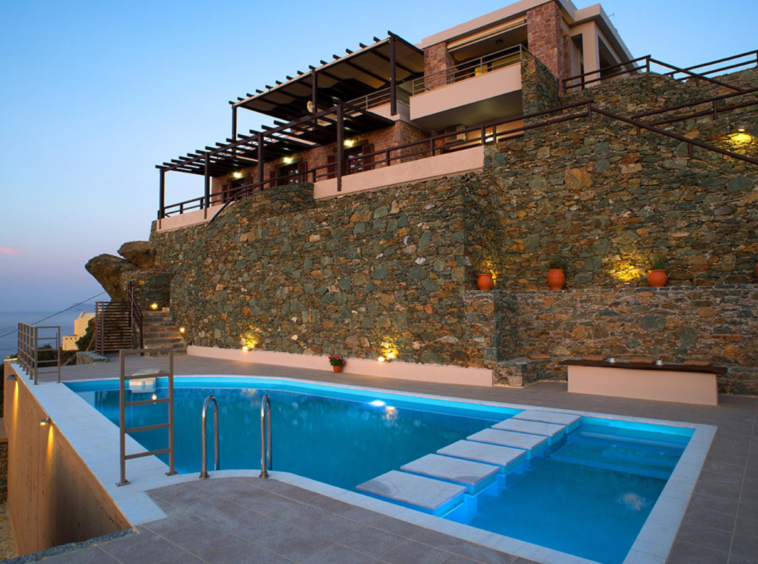 Villa De 5 Chambres Avec Piscine Et Vue Sur La Mer Surplombant La Ville Et La Plage.