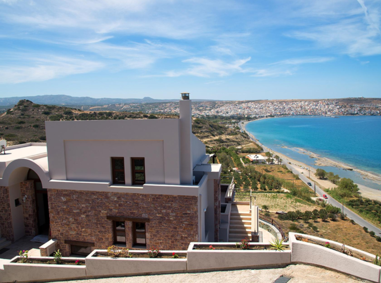 Villa De 5 Chambres Avec Piscine Et Vue Sur La Mer Surplombant La Ville Et La Plage.