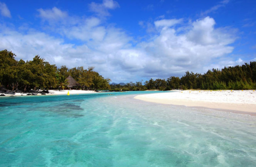 Est de l’île Maurice est bordée de grandes étendues de plages de sable fin.