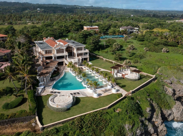 Villa de 3 étages de style colonial espagnol vue sur l'océan, Caraïbes
