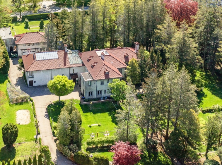 Manoir historique à couper le souffle 3,37 acres | 3 bâtiments privés