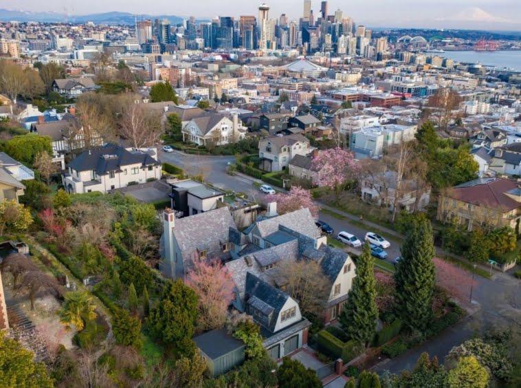 Magnifique domaine colonial néerlandais avec toit en ardoise. Seattle, Washington