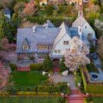 Magnifique domaine colonial néerlandais avec toit en ardoise. Seattle, Washington