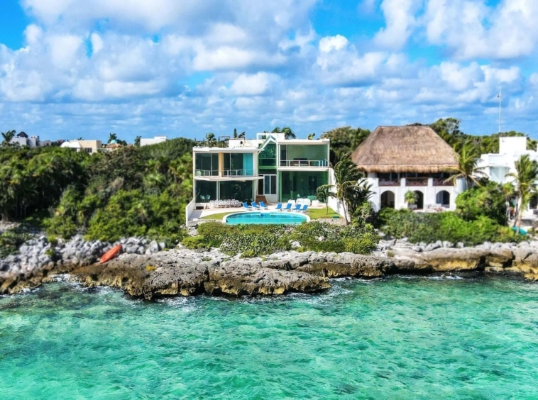 Villa mexicaine contemporaine Piscine à débordement Vue imprenable sur le lagon