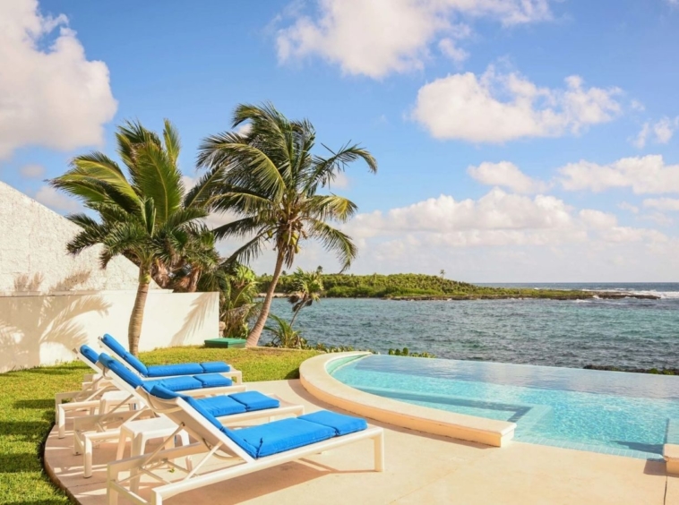 Villa mexicaine contemporaine Piscine à débordement Vue imprenable sur le lagon