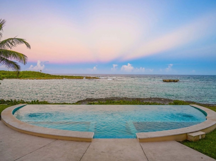 Villa mexicaine contemporaine Piscine à débordement Vue imprenable sur le lagon