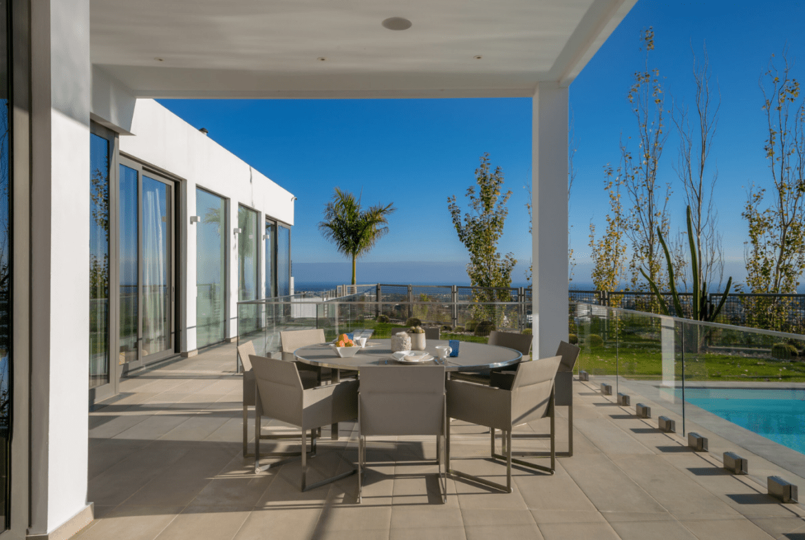 Villa moderne vue spectaculaire sur la mer à El Herrojo Alto · Benahavis