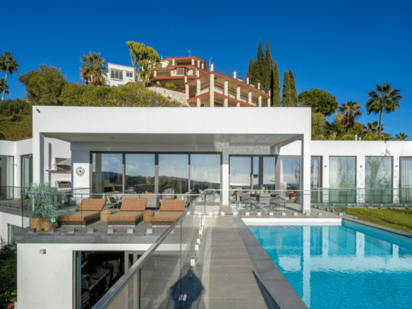 Villa moderne vue spectaculaire sur la mer à El Herrojo Alto · Benahavis