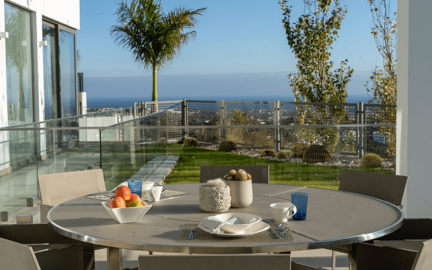 Villa moderne vue spectaculaire sur la mer à El Herrojo Alto · Benahavis