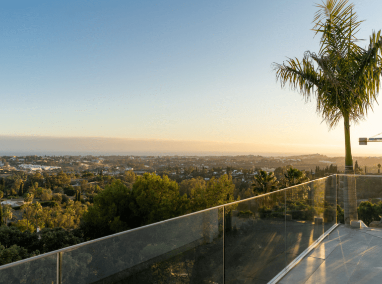 Villa moderne vue spectaculaire sur la mer à El Herrojo Alto · Benahavis