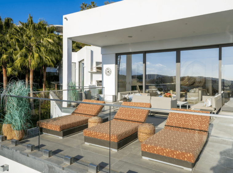 Villa moderne vue spectaculaire sur la mer à El Herrojo Alto · Benahavis