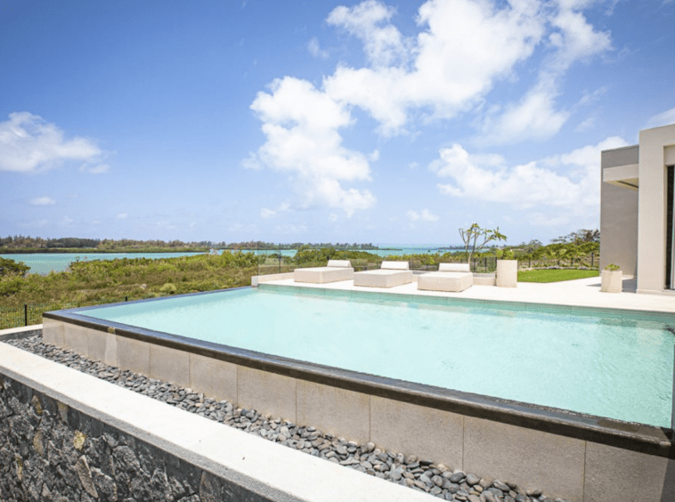 villa atypique sur deux niveaux face à l'Île aux Cerfs | Île Maurice