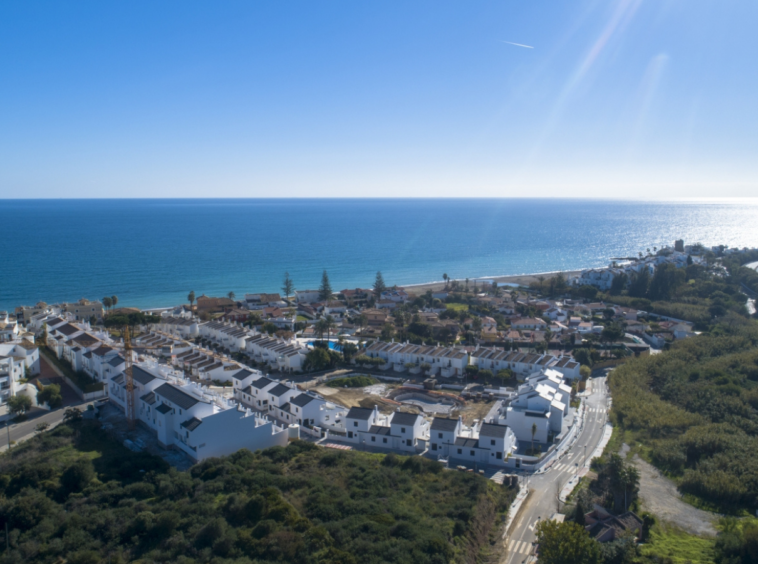 APPARTEMENT À SEULEMENT 150 M DE LA PLAGE À ESTEPONA