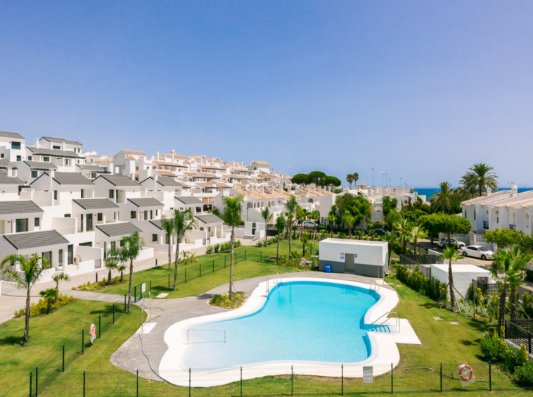 APPARTEMENT À SEULEMENT 150 M DE LA PLAGE À ESTEPONA