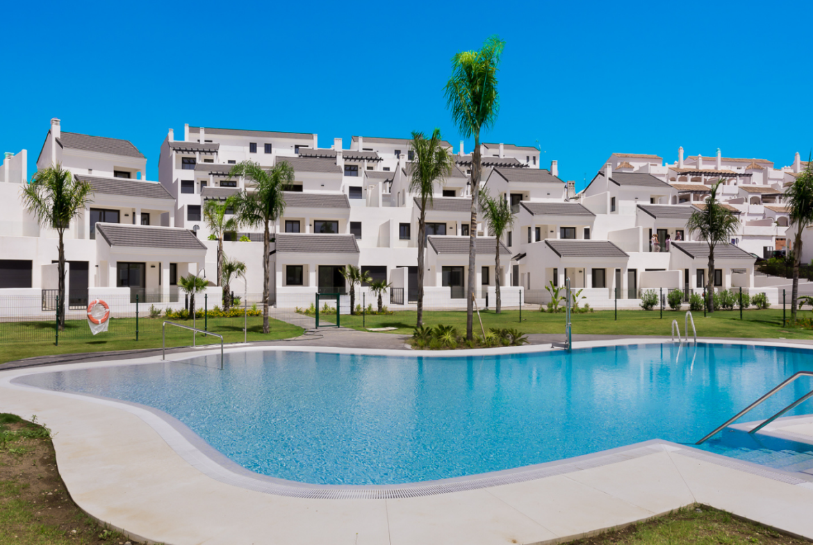 APPARTEMENT À SEULEMENT 150 M DE LA PLAGE À ESTEPONA