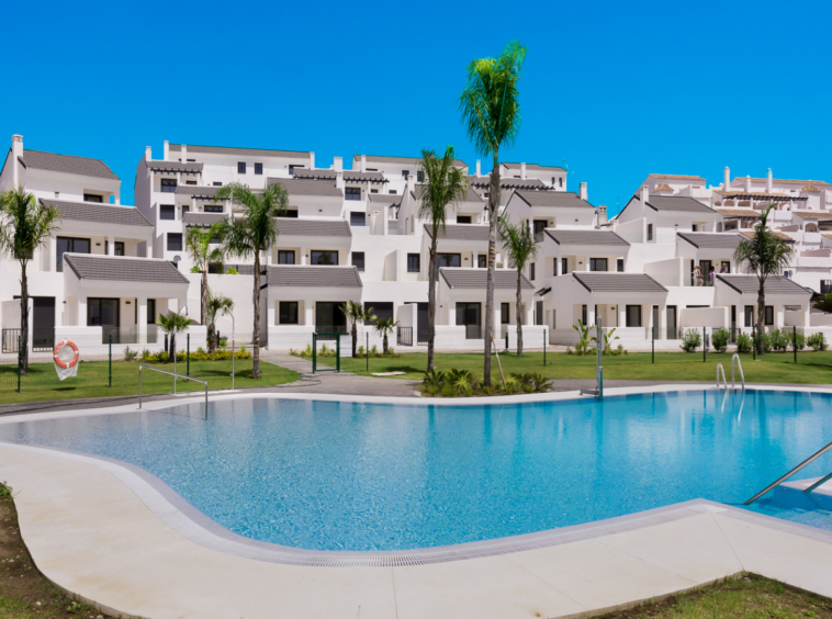 APPARTEMENT À SEULEMENT 150 M DE LA PLAGE À ESTEPONA