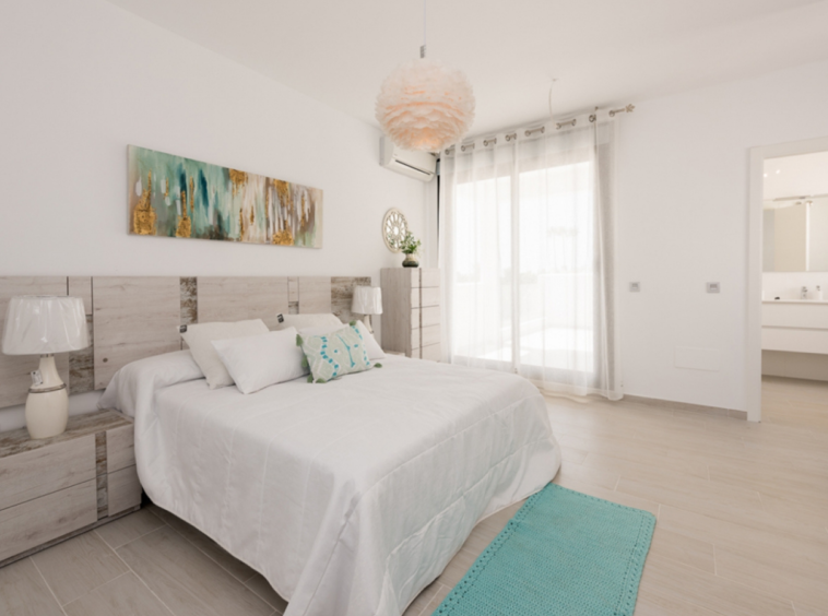 APPARTEMENT À SEULEMENT 150 M DE LA PLAGE À ESTEPONA