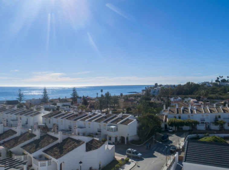 APPARTEMENT À SEULEMENT 150 M DE LA PLAGE À ESTEPONA