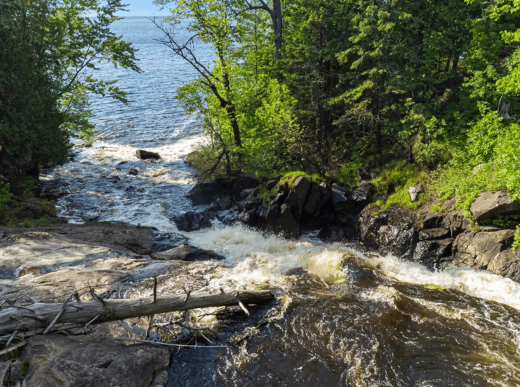 Magnifique Maison à vendre au Canada sur les rives du lac Nipissing