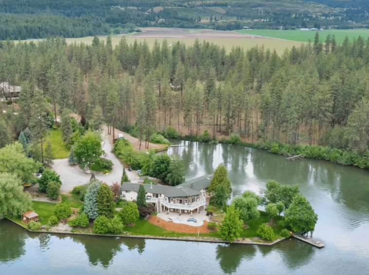 Domaine riverain luxueux et rustique au bord du lac Washington