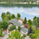 Domaine riverain luxueux et rustique au bord du lac Washington