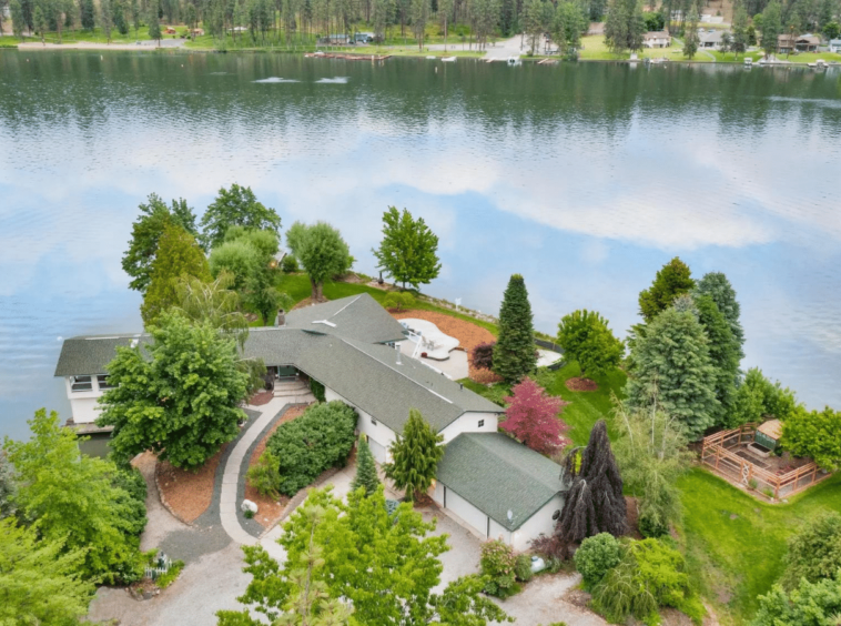 Domaine riverain luxueux et rustique au bord du lac Washington