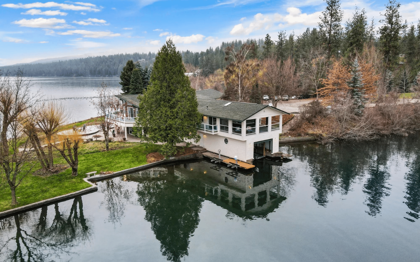 Domaine riverain luxueux et rustique au bord du lac Washington