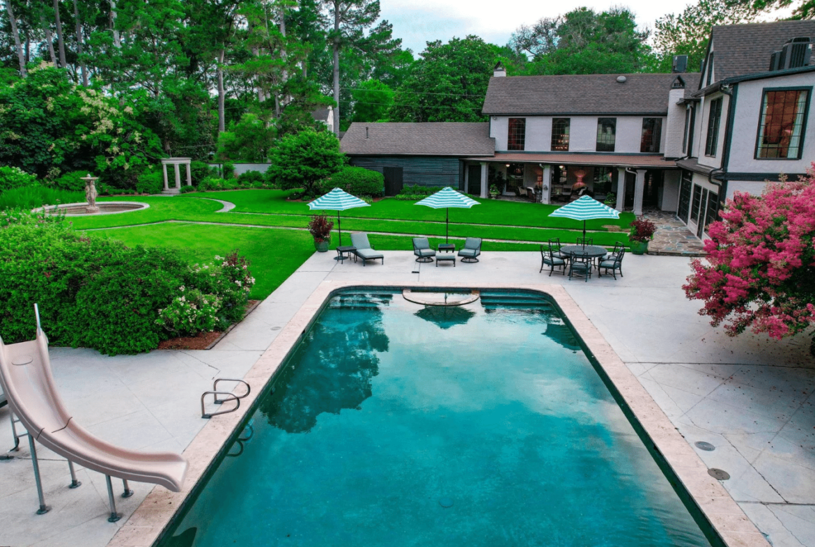 Maison de style Tudor piscine extérieure, pool house à Shreveport