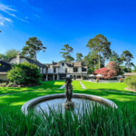 Maison de style Tudor piscine extérieure, pool house à Shreveport