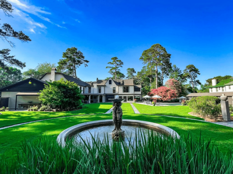 Maison de style Tudor piscine extérieure, pool house à Shreveport