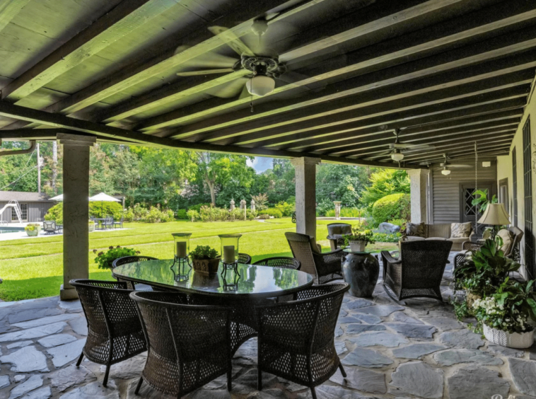 Maison de style Tudor piscine extérieure, pool house à Shreveport