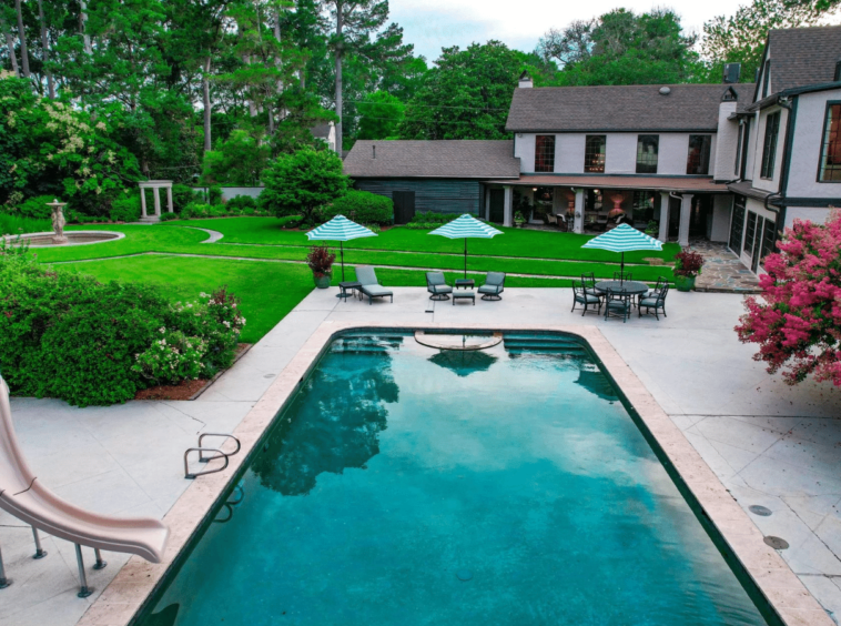 Maison de style Tudor piscine extérieure, pool house à Shreveport